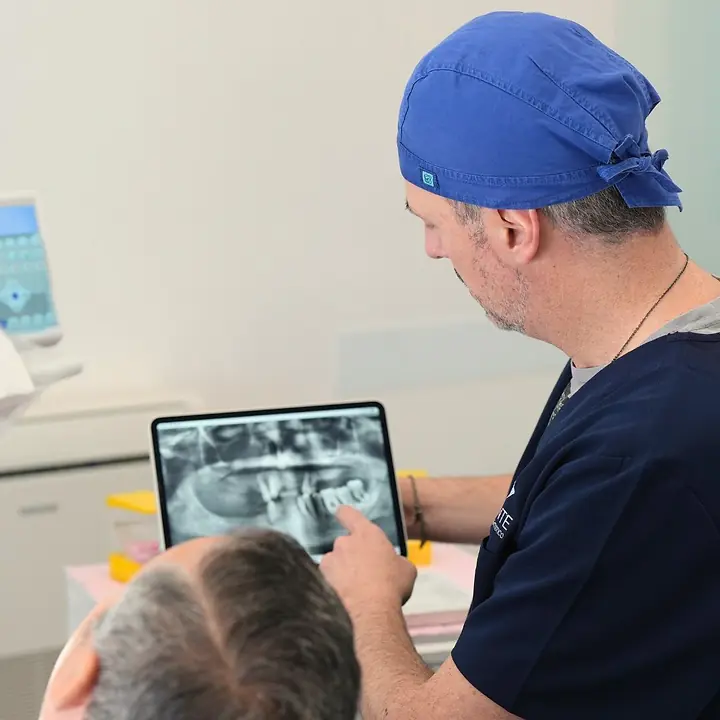 Un dentista dello studio spiega la radiografia panoramica sul tablet