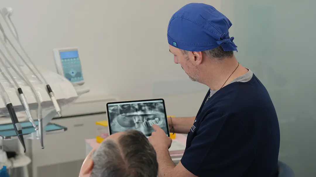 Un dentista dello studio spiega la radiografia panoramica sul tablet