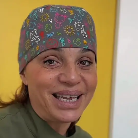 La Dott.ssa Antonella Conte davanti alla parete gialla