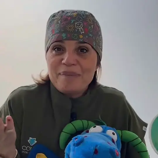 La Dott.ssa Antonella Conte coi pupazzi dei bambini