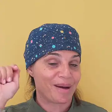 La Dott.ssa Antonella Conte davanti alla parete gialla