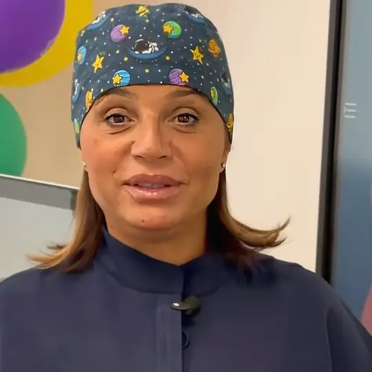 La Dott.ssa Antonella Conte davanti allo schermo coi denti disegnati