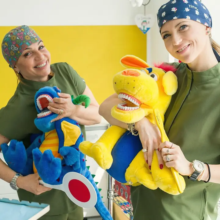 La Dott.ssa Antonella Conte e una collega con i pupazzi che usano coi bambini